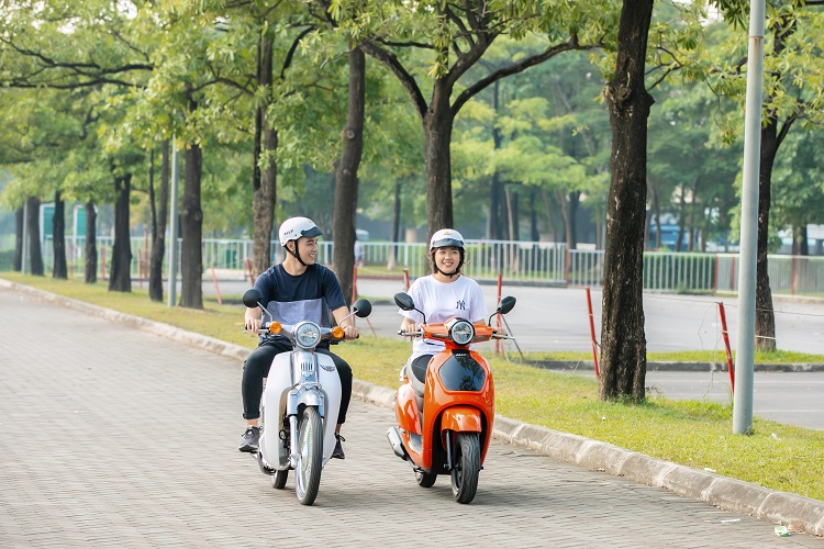 Điều khiển xe máy 50cc đi đúng làn đường quy định