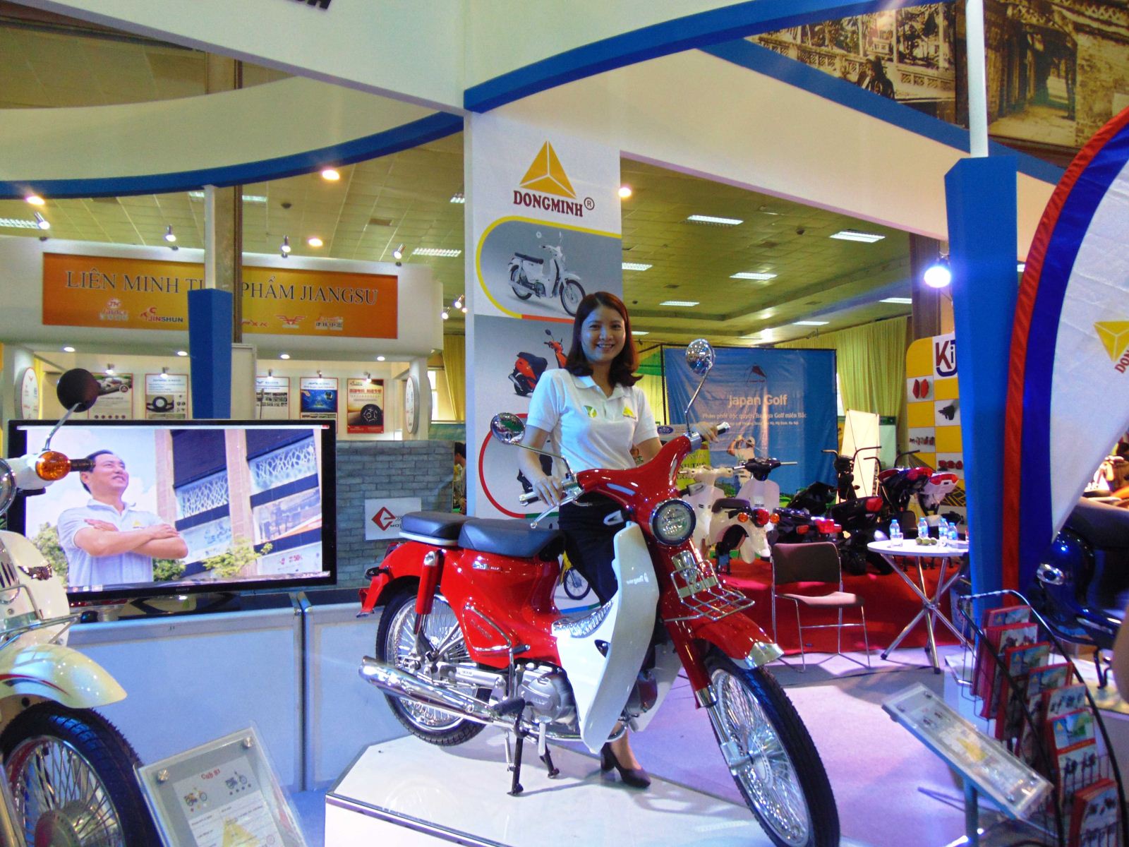 CBCNV Đồng Minh chụp ảnh kỷ niệm tại hội chợ xe hai bánh 2018 - VietNam Cycle 2018