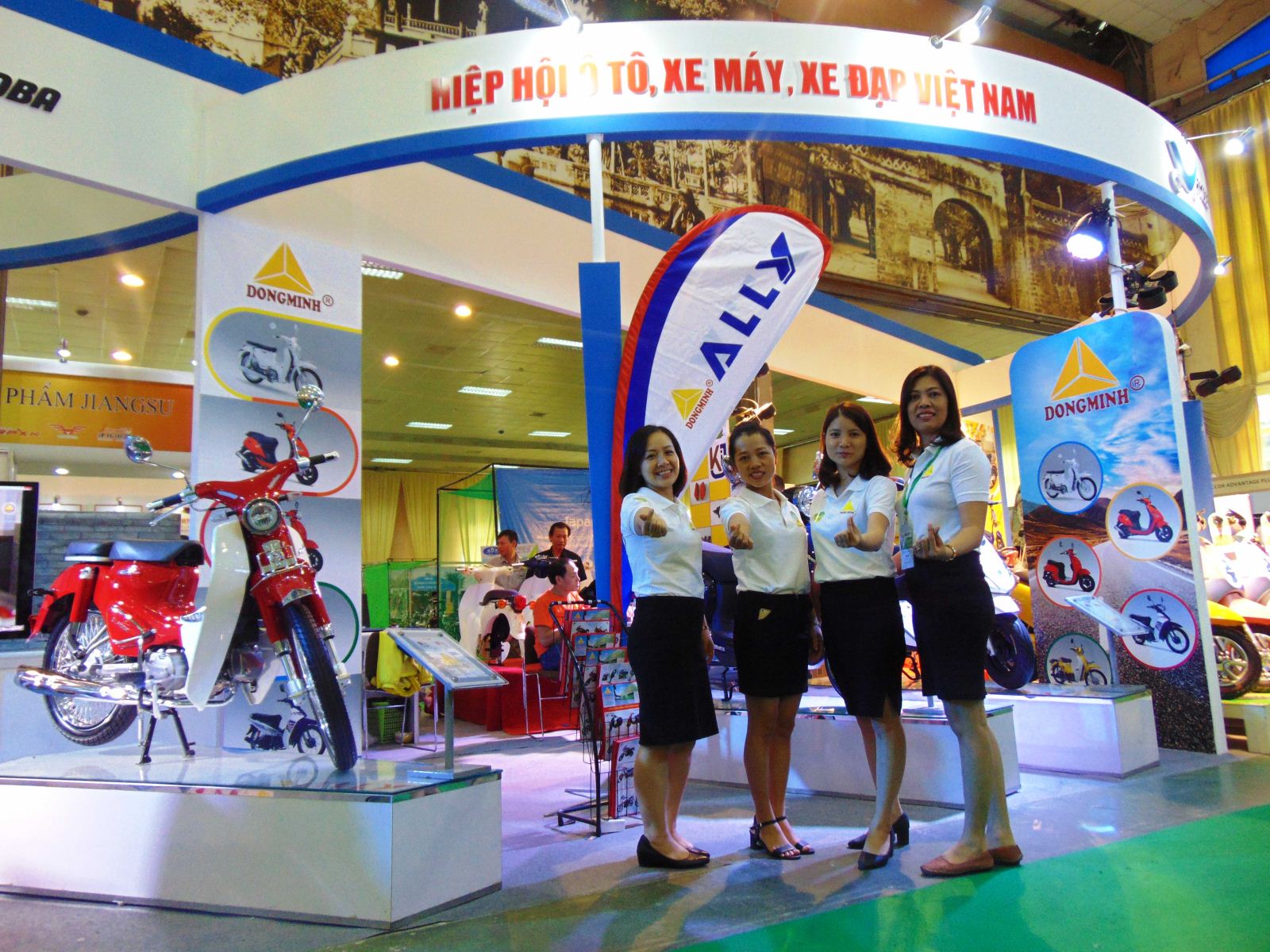 CBCNV Đồng Minh chụp ảnh kỷ niệm tại hội chợ xe hai bánh 2018 - VietNam Cycle 2018