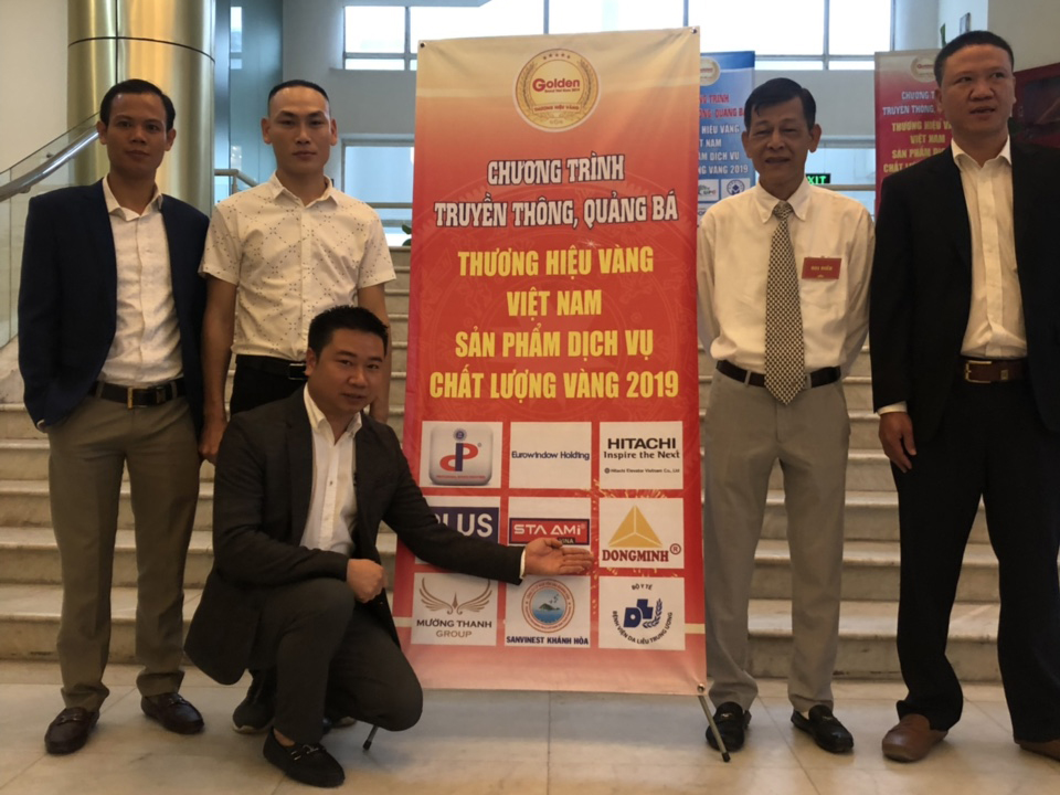 Nhân viên Công ty chụp ảnh lưu niệm trước thềm lễ trao giải 