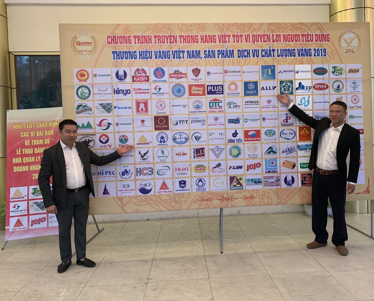 Nhân viên Công ty chụp ảnh lưu niệm cùng thương hiệu